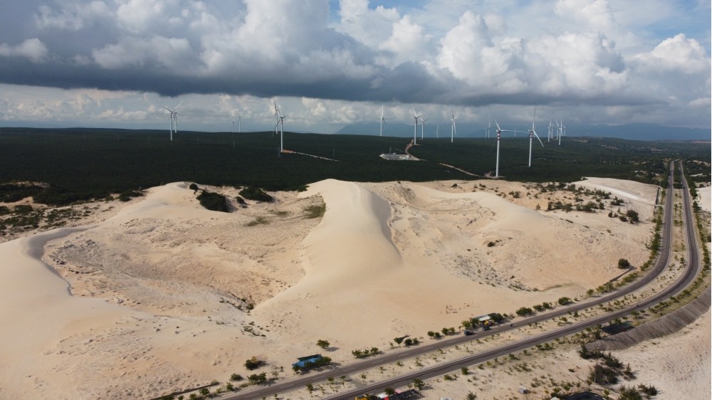 Truyền hình Hàn Quốc 'phải lòng' Bàu Trắng và đường ven biển đẹp nhất Việt Nam